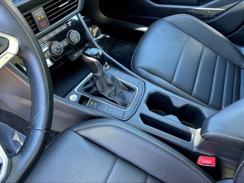 Used 2024 Volkswagen Jetta SE FWD image 17