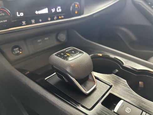 Certified 2024 Nissan Rogue SV FWD image 20