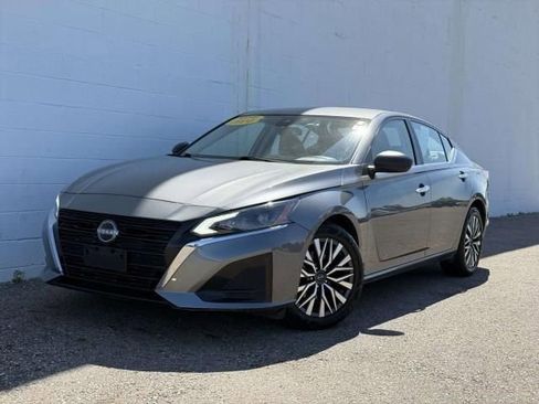 Used 2024 Nissan Altima 2.5 SV FWD image 1