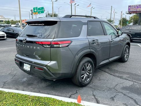 Used 2025 Nissan Pathfinder SV image 6
