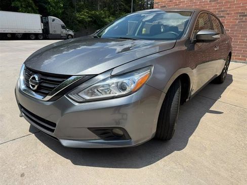 Used 2018 Nissan Altima 2.5 SV w/ 2.5 SV Technology Package FWD image 2