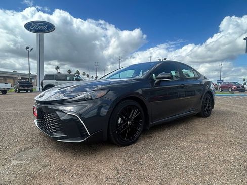 Used 2025 Toyota Camry SE w/ Convenience Package FWD image 3