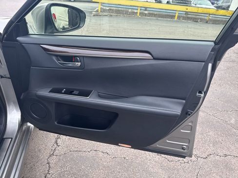 Used 2016 Lexus ES 300h w/ Luxury Package w/Wood Trim image 34