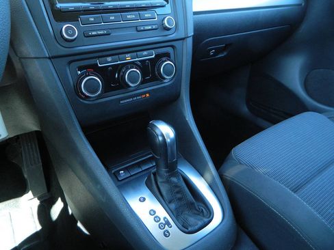 Used 2013 Volkswagen Golf 4-Door FWD image 19