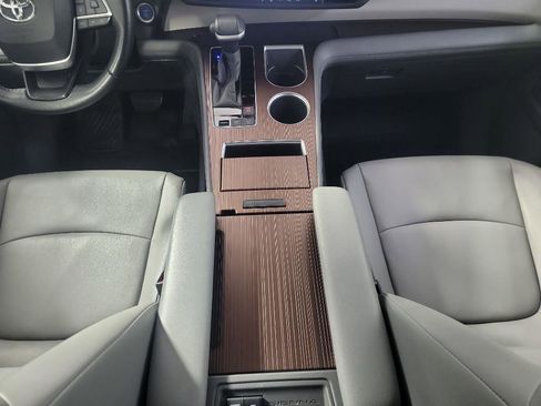 Used 2021 Toyota Sienna XLE image 25