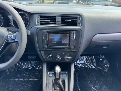 Used 2016 Volkswagen Jetta SE FWD image 2