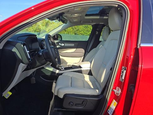 Used 2023 Volvo XC40 B5 Ultimate w/ Climate Package AWD/4WD image 3