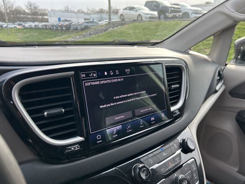 Used 2022 Chrysler Pacifica Touring-L image 8