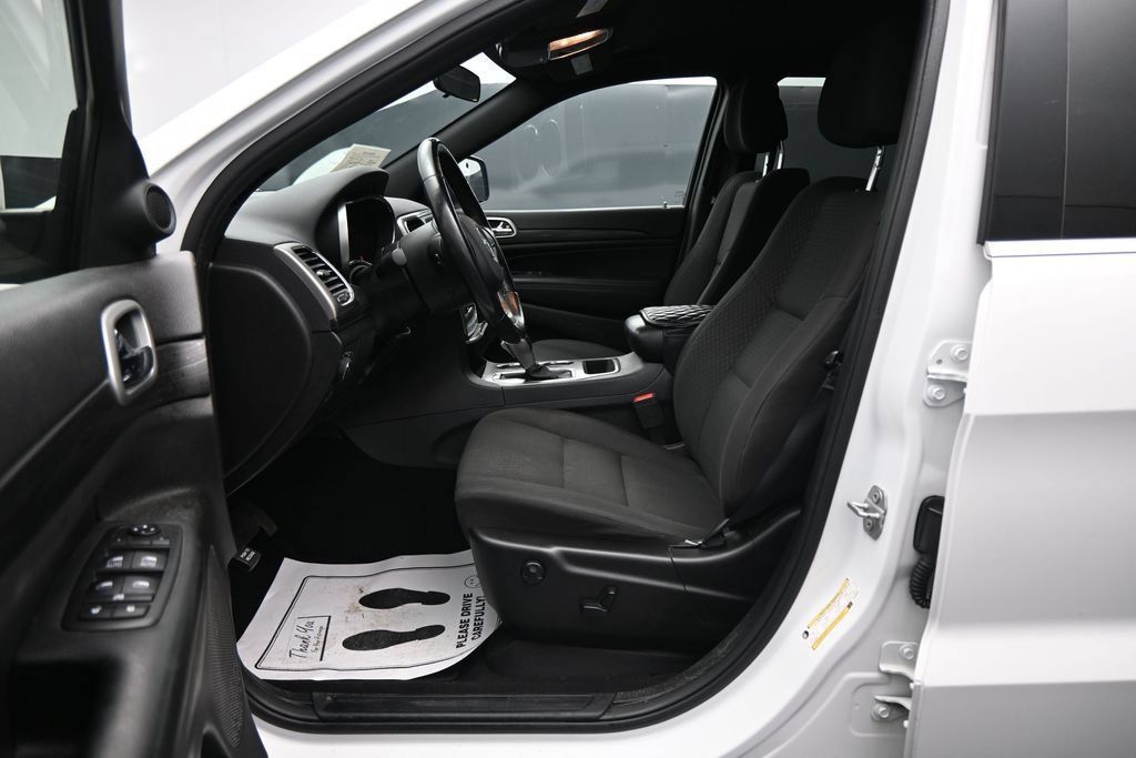 Used 2019 Jeep Grand Cherokee Laredo w/ Security & Convenience Group AWD/4WD image 9