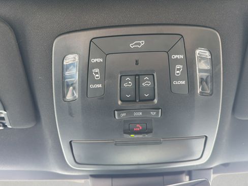 Used 2025 Toyota Sienna Platinum AWD/4WD image 25