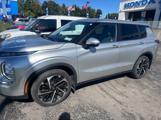 Used 2022 Mitsubishi Outlander SE AWD/4WD image 3