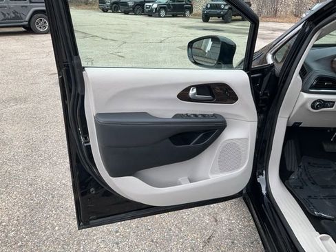 Used 2024 Chrysler Pacifica Limited image 13