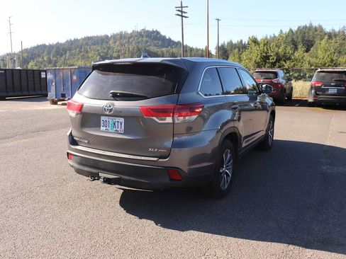 Used 2018 Toyota Highlander XLE AWD/4WD image 5