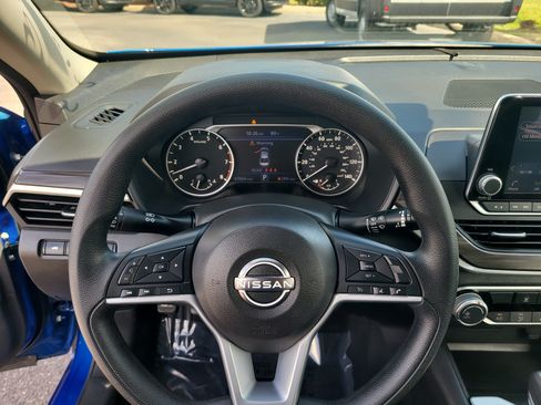 Used 2025 Nissan Altima 2.5 SV FWD image 25