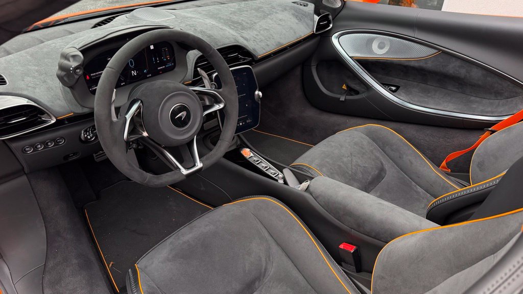 Used 2025 McLaren Artura Spider RWD image 8