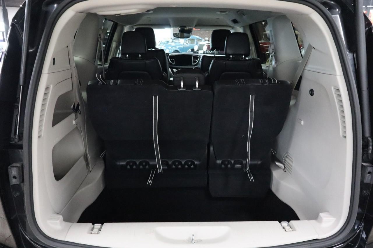 Used 2023 Chrysler Pacifica Touring-L FWD image 25