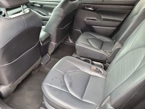 Used 2020 Toyota Highlander XLE image 13