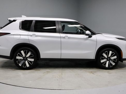 New 2026 Mitsubishi Outlander SE image 3