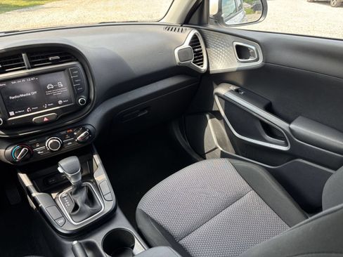 Used 2025 Kia Soul LX w/ LX Technology Package FWD image 34