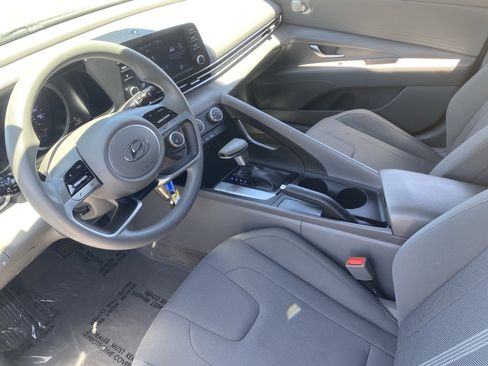 Used 2021 Hyundai Elantra SE FWD image 16