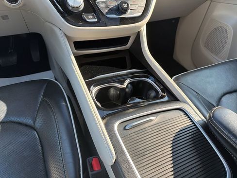Used 2021 Chrysler Pacifica Limited image 17