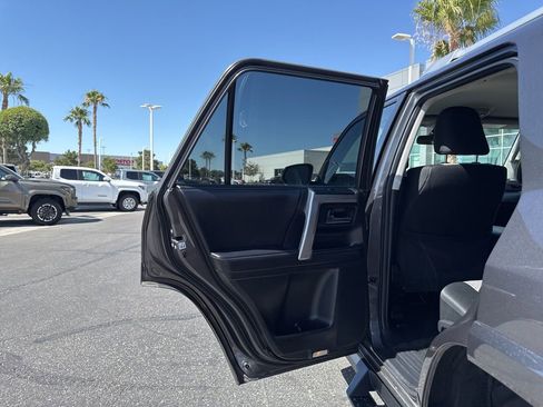 Used 2016 Toyota 4Runner SR5 w/ Convenience Package AWD/4WD image 16