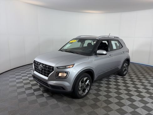 Used 2025 Hyundai Venue SEL FWD image 2