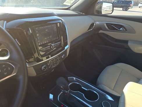 Used 2022 Chevrolet Traverse LS image 12