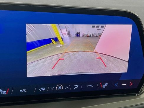 Used 2025 Chevrolet Traverse LT image 14