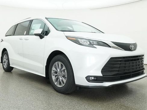 New 2026 Toyota Sienna XLE FWD image 9