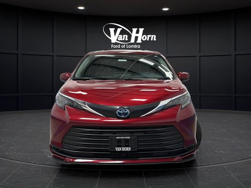 Used 2025 Toyota Sienna LE AWD/4WD image 2