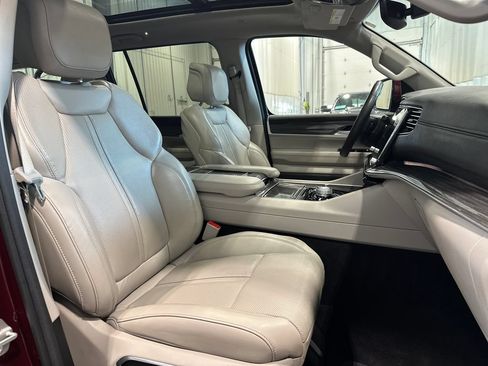 Used 2022 Jeep Wagoneer Series III w/ Premium Group I AWD/4WD image 37
