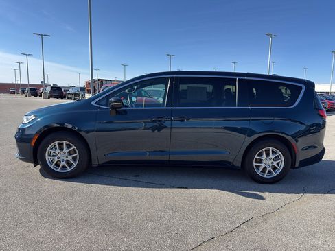 Used 2025 Chrysler Pacifica Select image 7