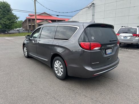 Used 2017 Chrysler Pacifica Touring-L w/ 13 Speaker Alpine Sound Group FWD image 4