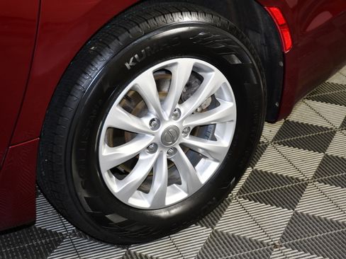 Used 2019 Chrysler Pacifica Touring-L FWD image 38