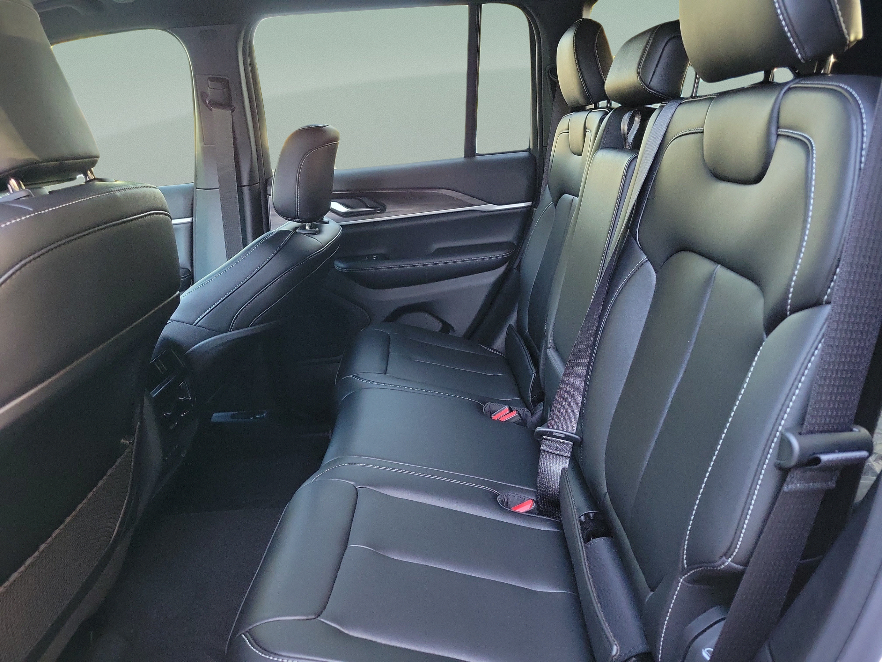 New 2027 Jeep Grand Cherokee Limited w/ Limited Altitude Package RWD image 8