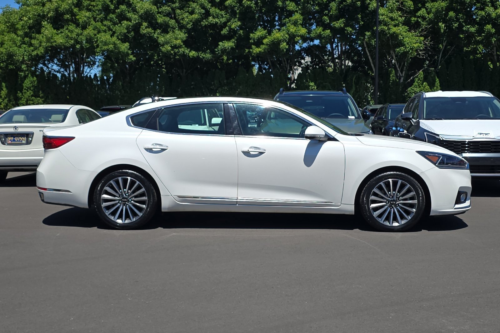 Used 2017 Kia Cadenza Premium w/ Luxury Package FWD image 3