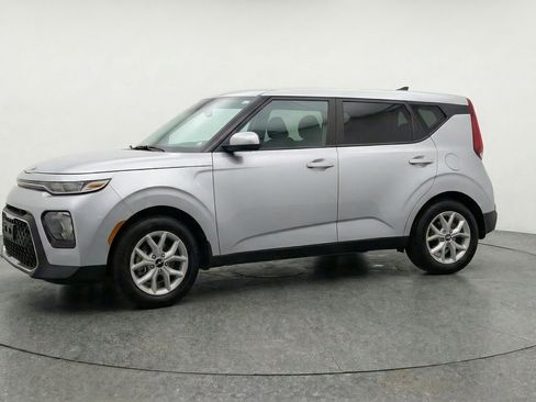 Used 2025 Kia Soul LX w/ LX Technology Package FWD image 3