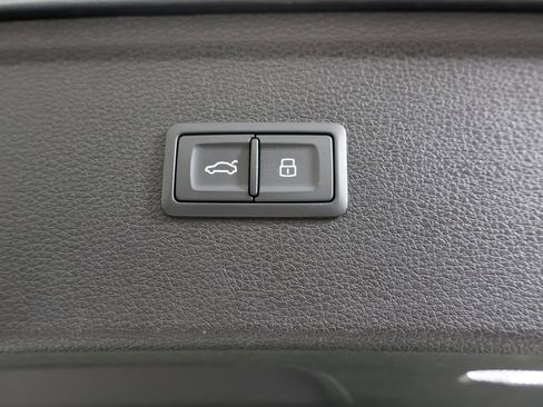 Used 2024 Audi Q5 e Premium w/ Convenience Package image 15