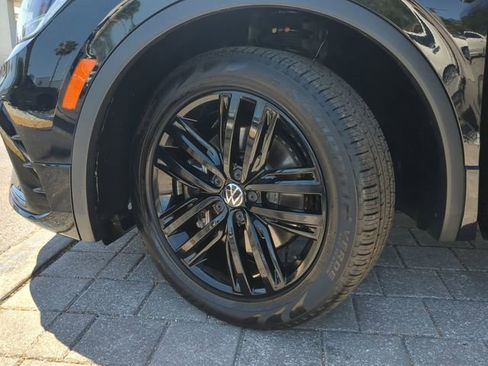 Certified 2022 Volkswagen Tiguan SE R-Line FWD image 34