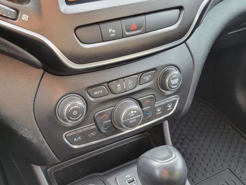 Used 2019 Jeep Cherokee Trailhawk image 18