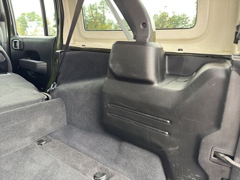 Used 2024 Jeep Wrangler Rubicon image 17