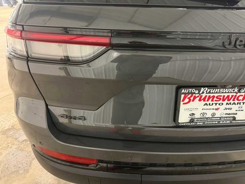 Used 2024 Jeep Grand Cherokee Limited w/ Luxury Tech Group II image 17