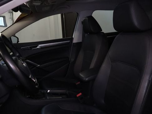 Used 2018 Volkswagen Passat 2.0T SE FWD image 15