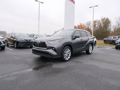 Used 2023 Toyota Highlander Limited image 7