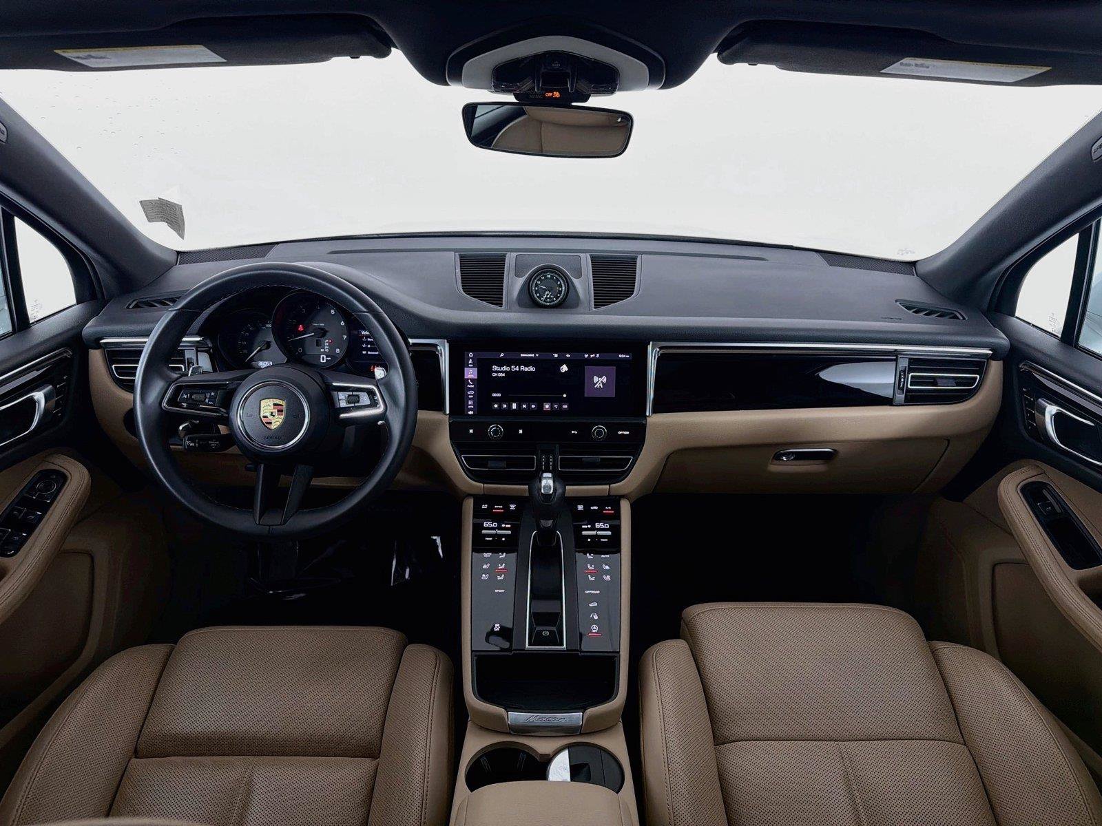 Certified 2023 Porsche Macan AWD/4WD image 16