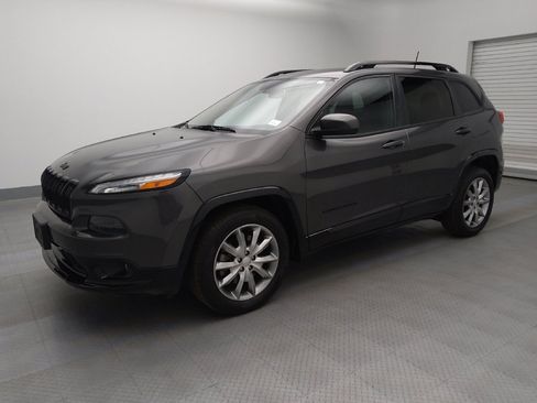 Used 2018 Jeep Cherokee Latitude image 2