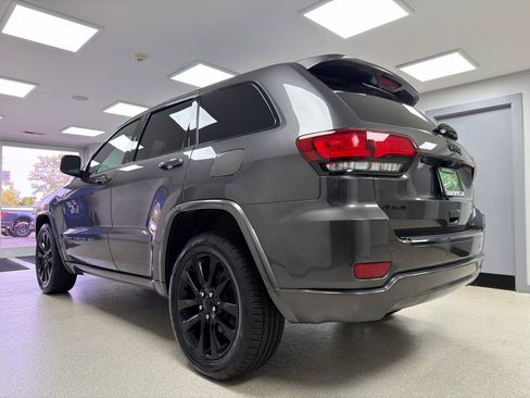 Used 2017 Jeep Grand Cherokee Altitude AWD/4WD image 5