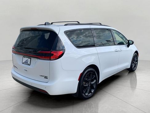 Used 2025 Chrysler Pacifica Limited AWD/4WD image 7