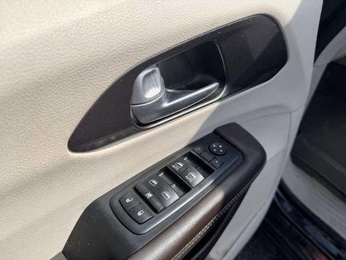 Used 2017 Chrysler Pacifica Touring FWD image 12